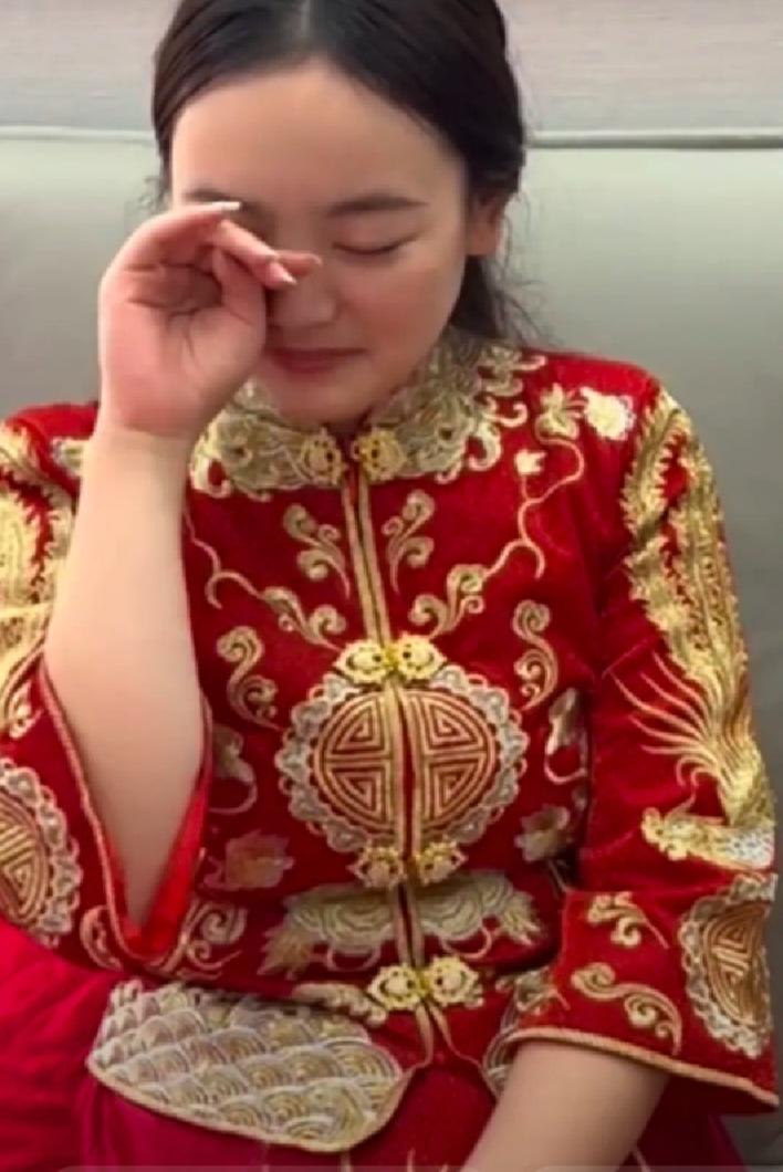 婚礼当天直接傻脸！新郎刚要接亲，新娘妈突然拦着不让走，张口就要把新郎的婚房过户给