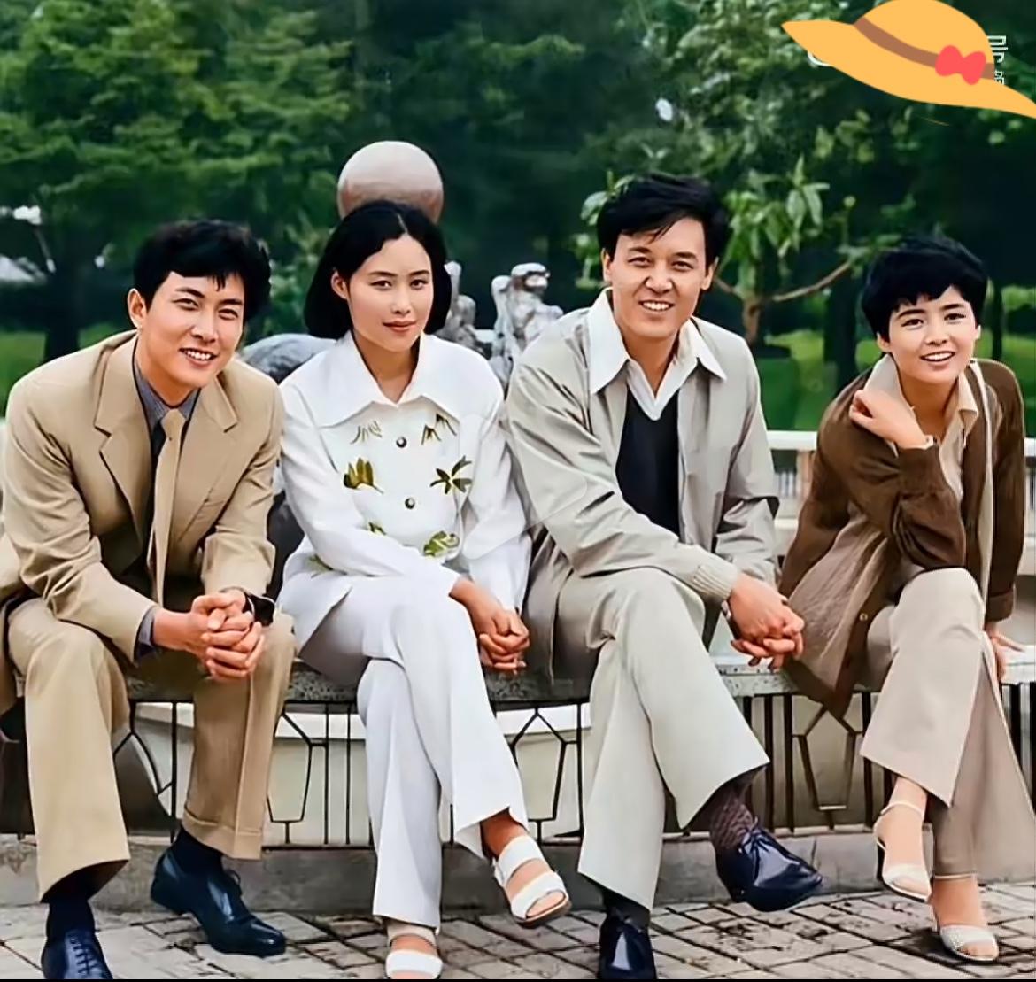 这是1981年唐国强与另外三位影星的照片！

年轻时在一起的珍贵合影，照片中四人