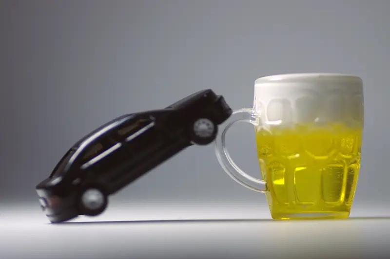 男子酒驾撞车想私下协商 ，被撞司机向其索要两万元维修费 ，酒驾男子选择报警处理 