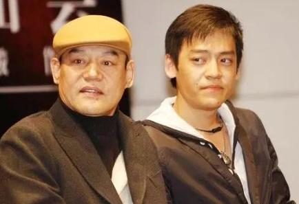 2000年，44岁的巍子将儿子王紫逸送到美国留学，但没想到，儿子奢侈无比，花钱如