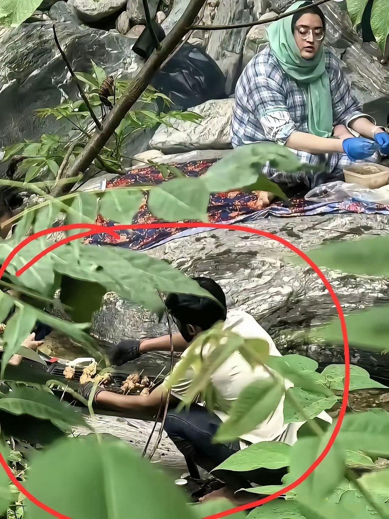 端午期间几个印度人绕行野路躲过安检，在秦岭重点防火区密林内烧烤野炊。
 
他们刻