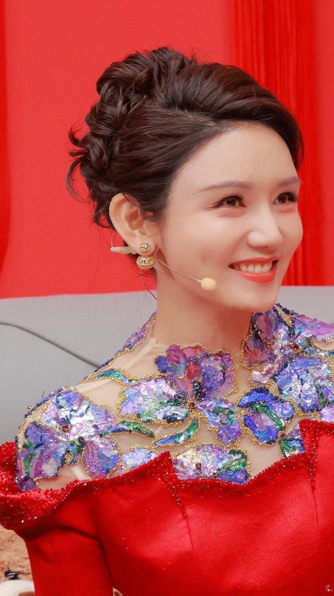 龙洋春晚中国红龙洋这波赢麻了！中国红造型适配度满分，五次主持春晚，文化解读堪称教