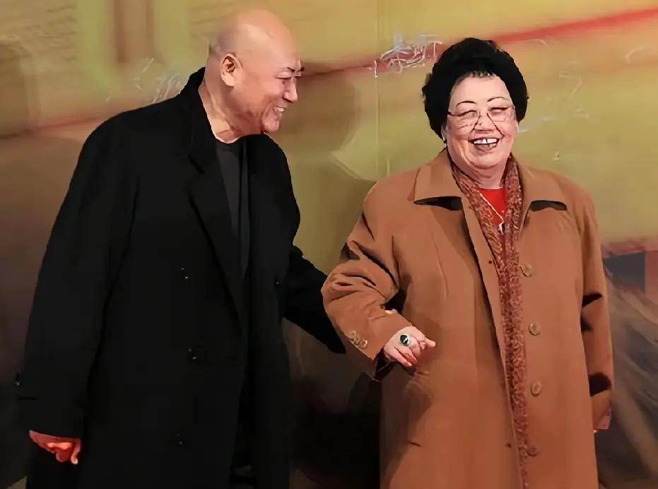 他俩之间一定是真爱。
结局最好的爱情 
结婚30多年迟重瑞有遗憾吗?