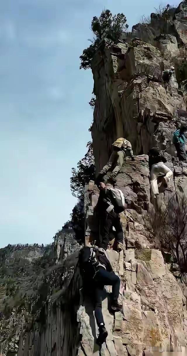 南太行徒步，风景与风险同在！今年以来，随着南太行徒步传播越来越广，越来越多的小白
