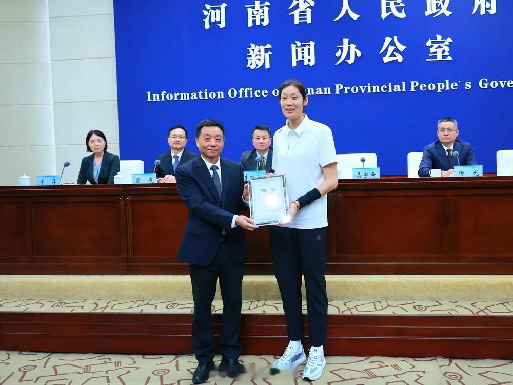 排球明星 “2025年河南省女子排球城市联赛”9月13日开幕，朱婷受聘担任联赛的