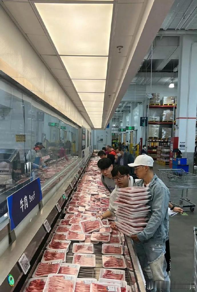 刘畊宏在山姆会员店，买肉都是整箱搬。 