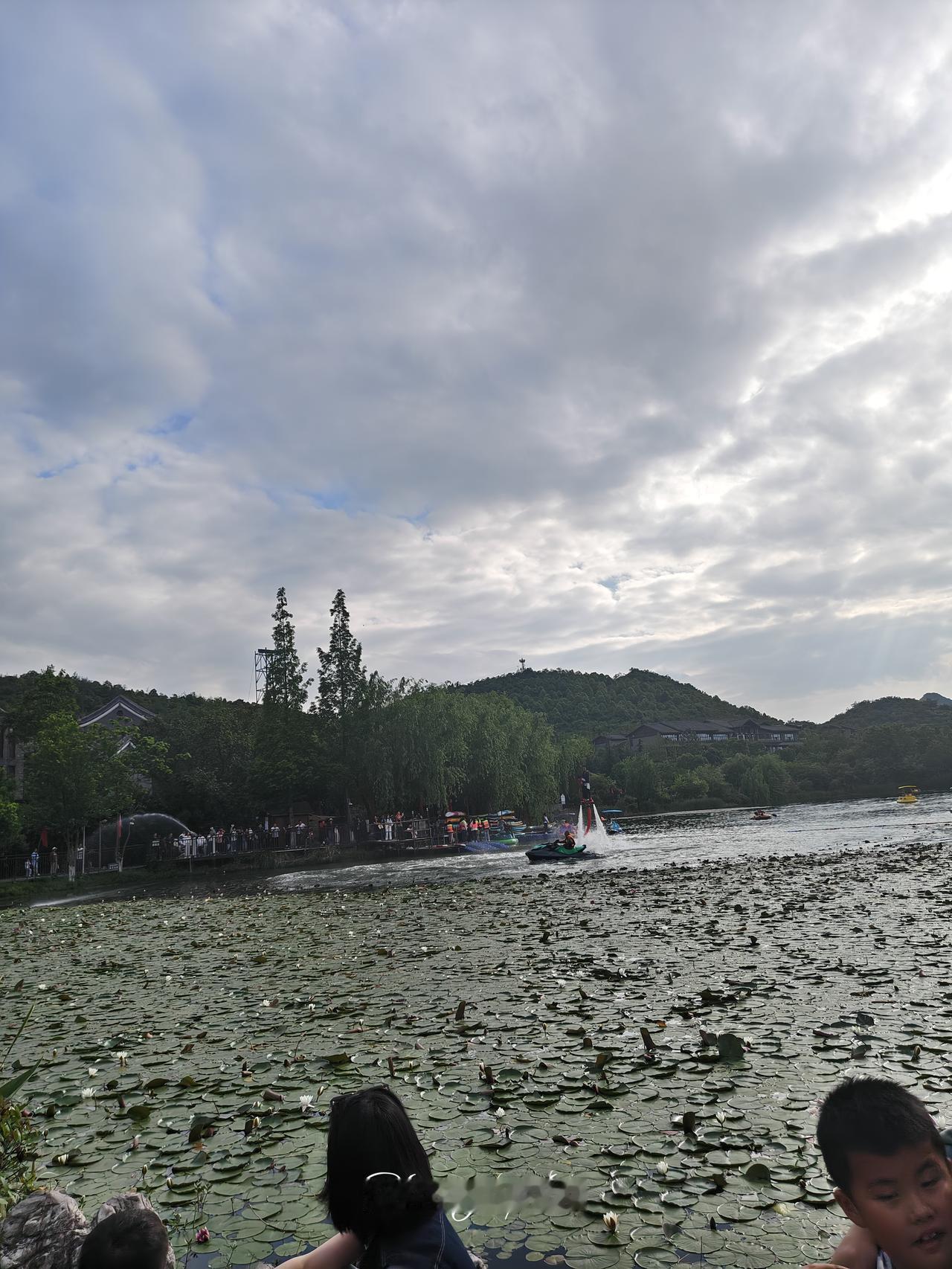 分享一张你爬山的照片吧 分享一张你爬山的照片吧风景美不胜收，宛如置身于天地的怀抱