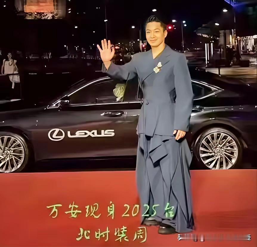 蒋万安也是很有个性的市长了，一直活跃在娱乐圈。前不久刚跟庾澄庆拍广告，刚刚又看到