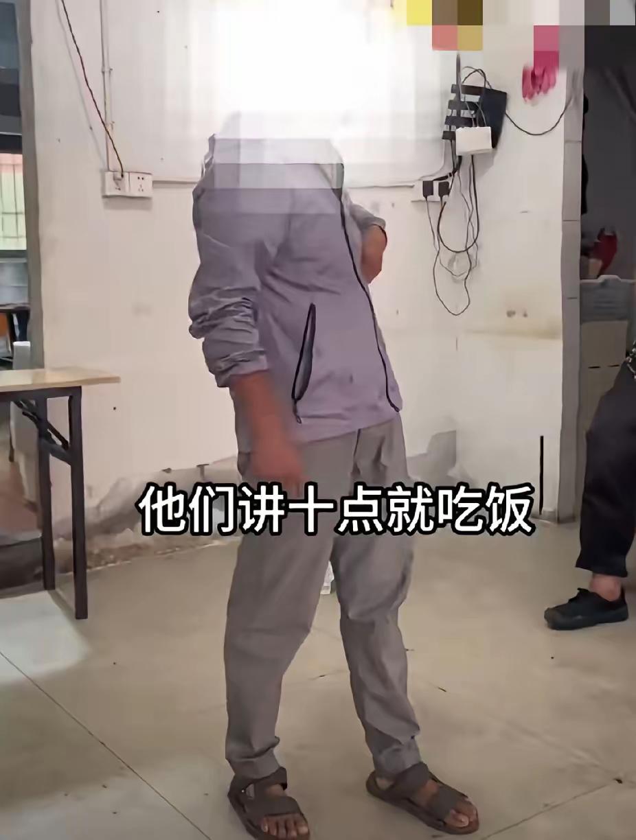 莫把善良当软弱！近日，浙江义乌一男子去免费餐馆吃饭，一直催促：“快点做饭，我肚子