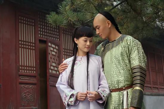 一部《甄嬛传》，让孙俪、蒋欣、蔡少芬一个个成了顶流。可偏偏就是没把果郡王李东学捧
