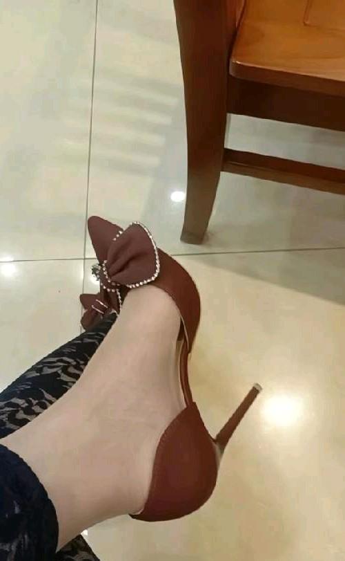 三四年没穿高跟鞋了，扔了可惜，在接儿子的时候就拿出来试穿了一下
没想着儿子看到我