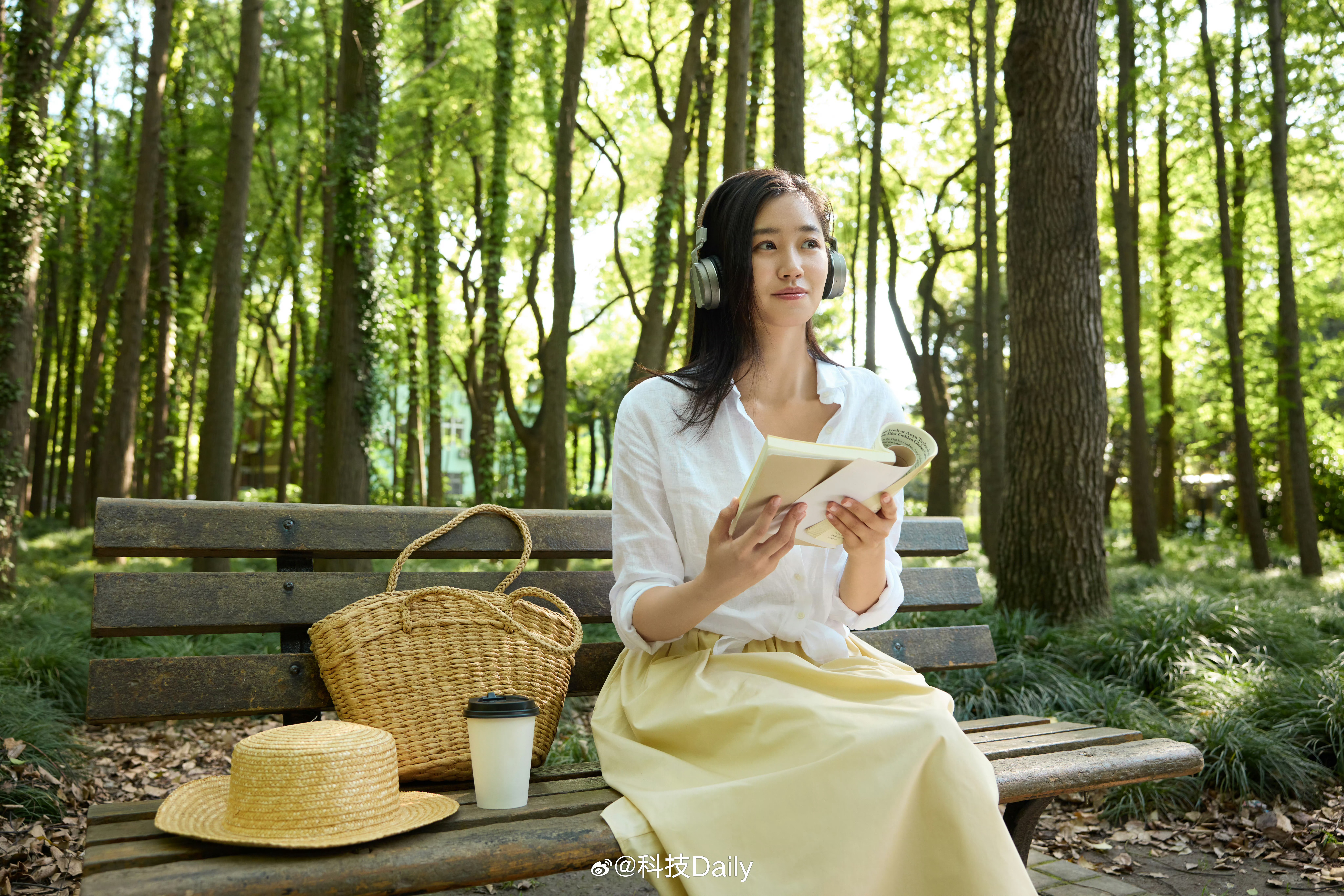 有线耳机穿搭火了 现在怎么流行复古风，有用之前老手机拍照的也有用有线耳机穿搭的，