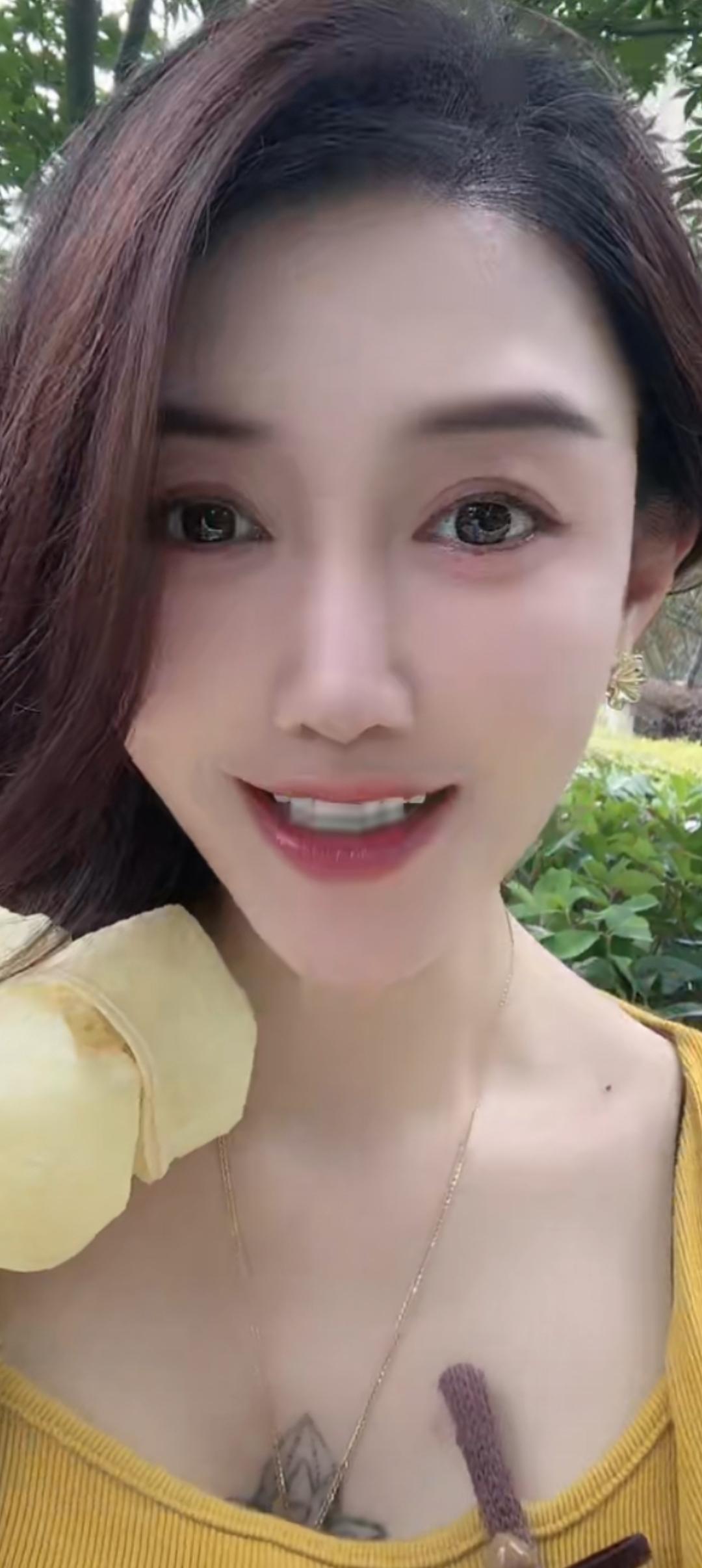 这位小姐姐在户外微笑呢。