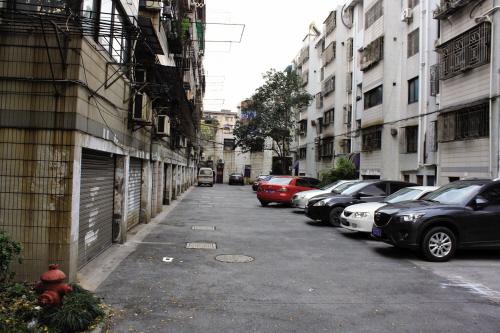 原拆原建可以从大学校园的老宿舍开启

济南一所大学校园里的职工宿舍按建设时间分为