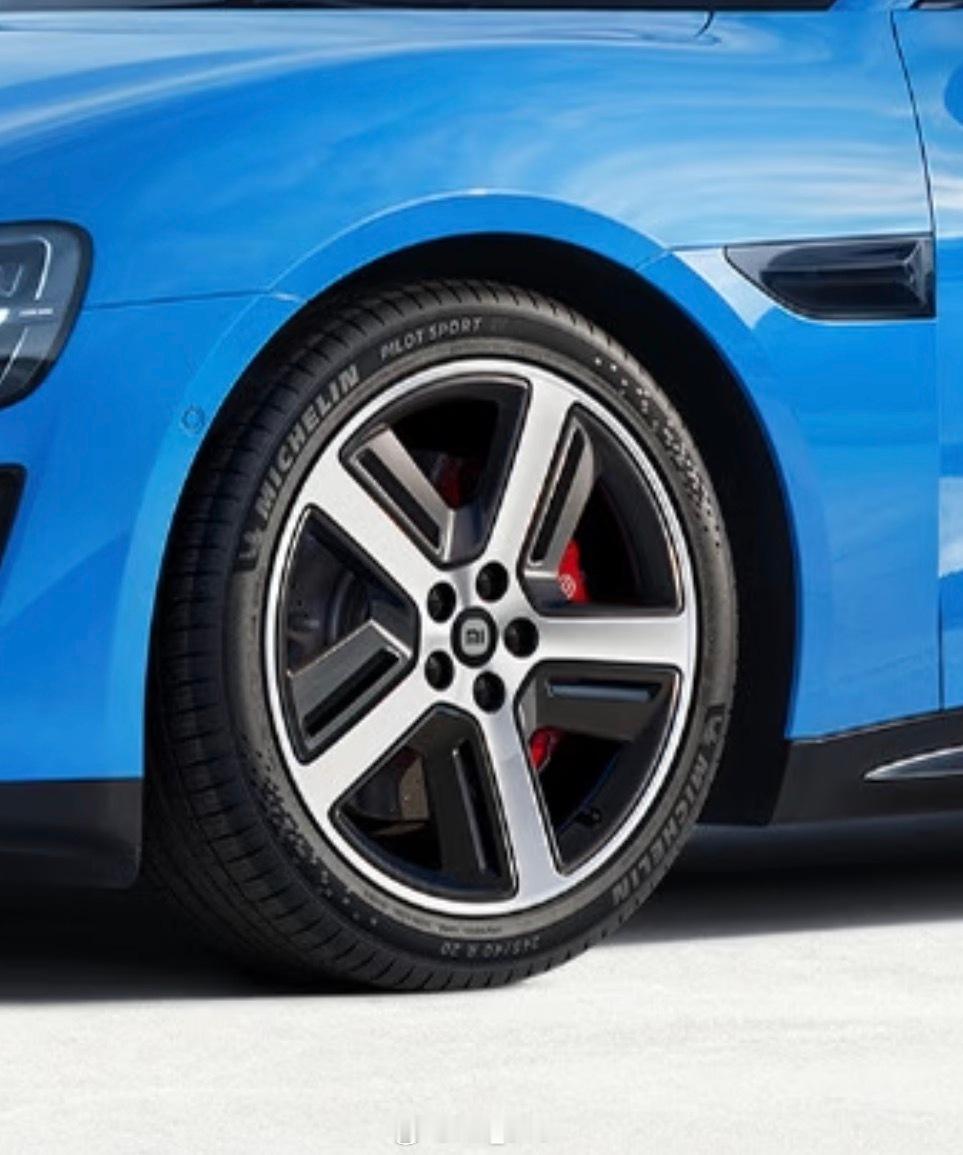 银色五辐条铝合金轮辋+黑色pvc饰板，有点像奥迪A1这款17英寸轮辋（图2）。汽