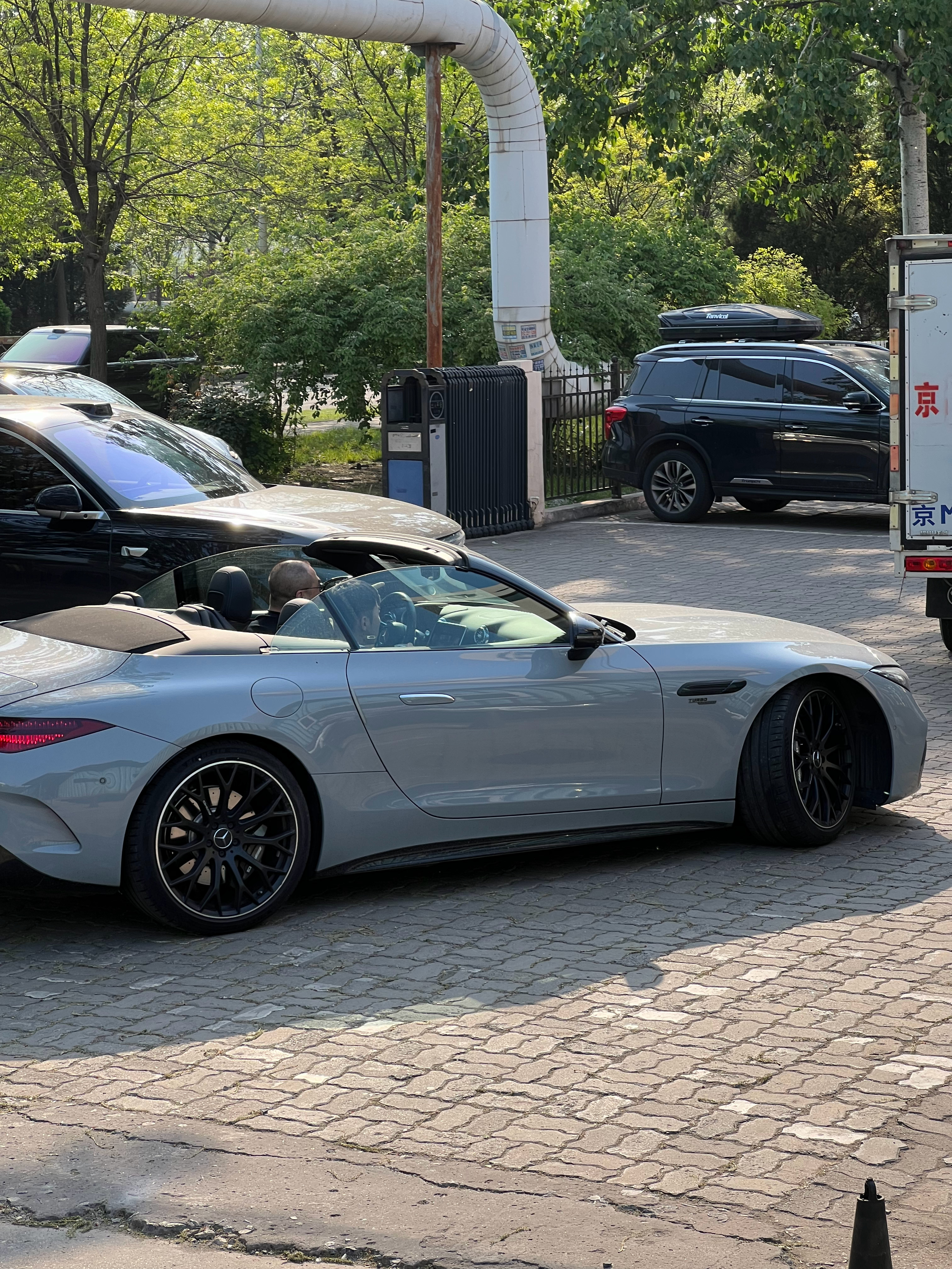 这个天气，在天津开敞篷车温度倒是舒服，就是杨毛毛有点烦人这个车是大名鼎鼎的奔驰S