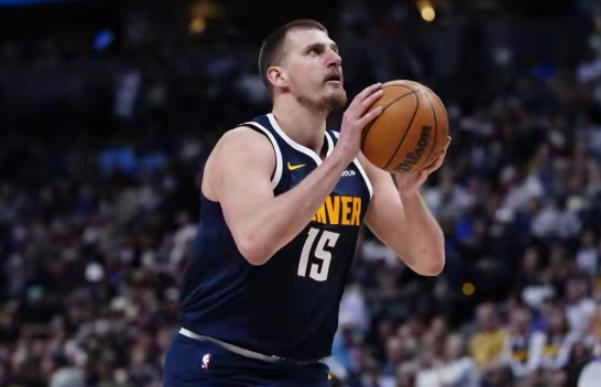 掘金巨星约基奇真是睁眼说瞎话！最近约基奇在接受媒体采访时，大谈自己对篮球的热爱，