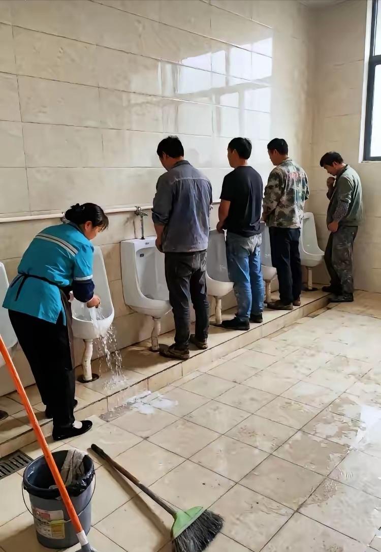 今天出差在高速路停车区，肚子有点不舒服想去方便一下！一进男厕所发现有一个清洁阿姨