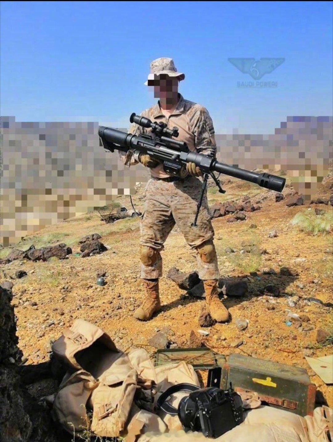 也门的沙特士兵手中的LG-5榴弹发射器。这种40毫米武器被用作一种远距离火力支援