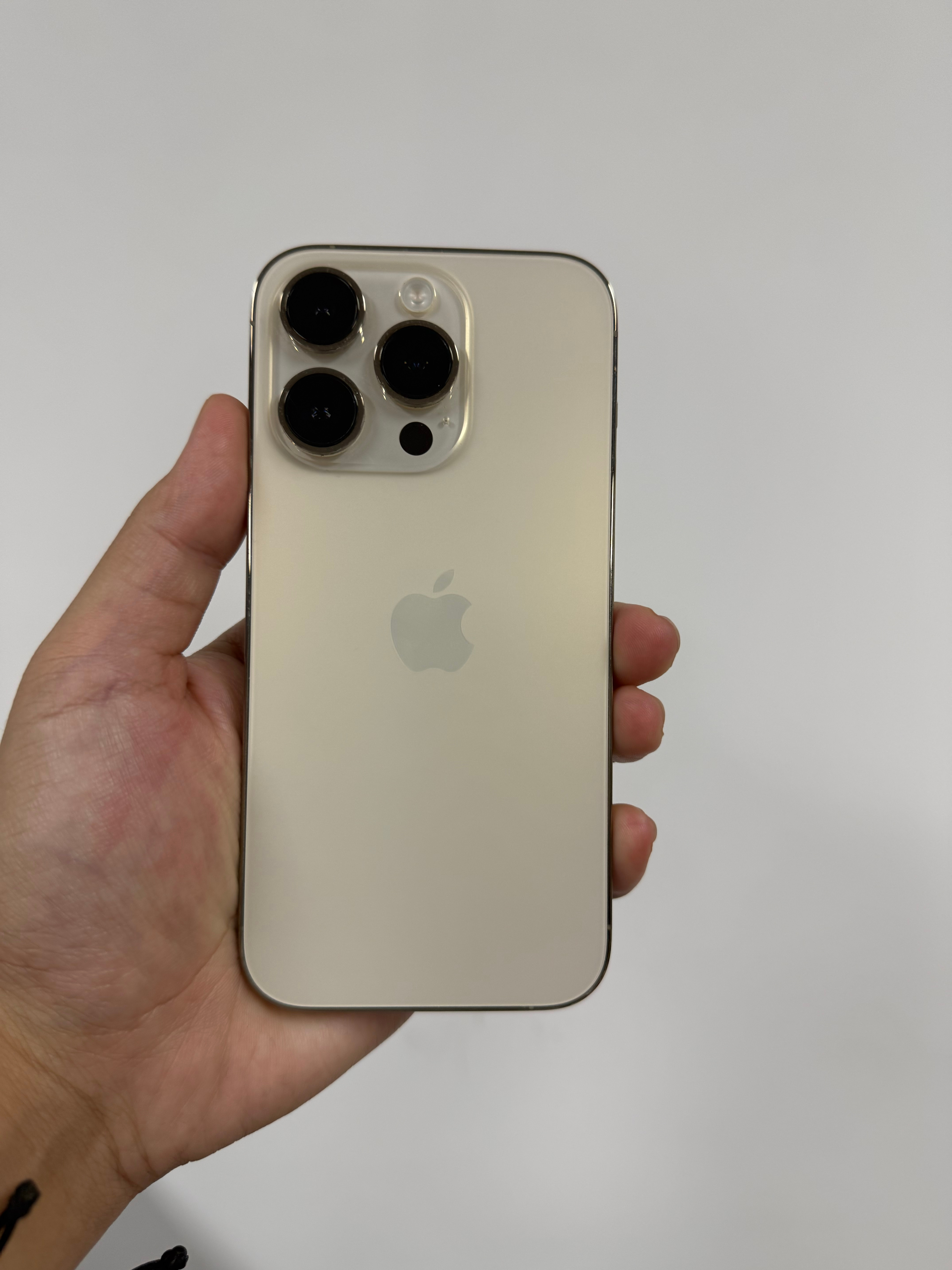 收了台14Pro 国行 256 靓机很难想象，现在的14Pro国行跟美版居然卖一