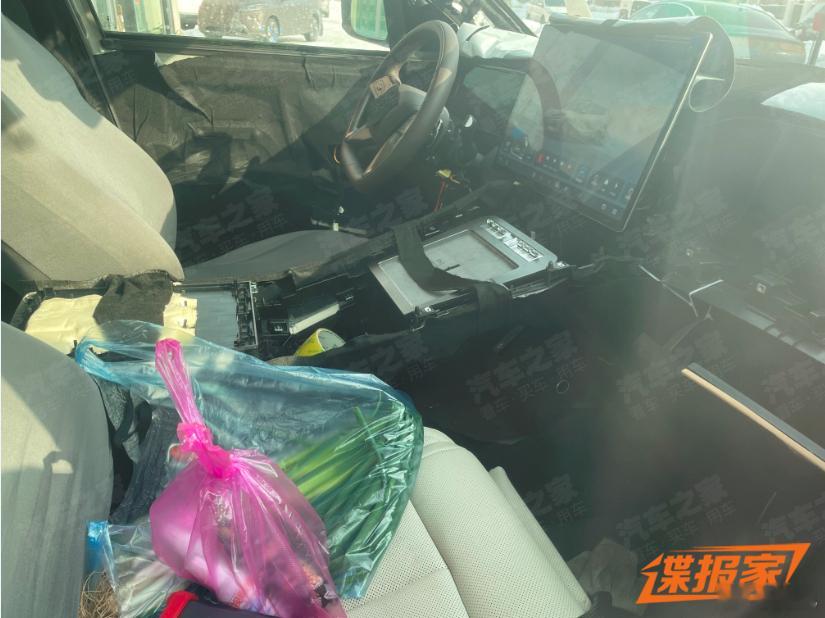 腾势N8L的内饰谍照，该说不说，副驾这把蒜看着就很有家用感[笑cry]也是5米2