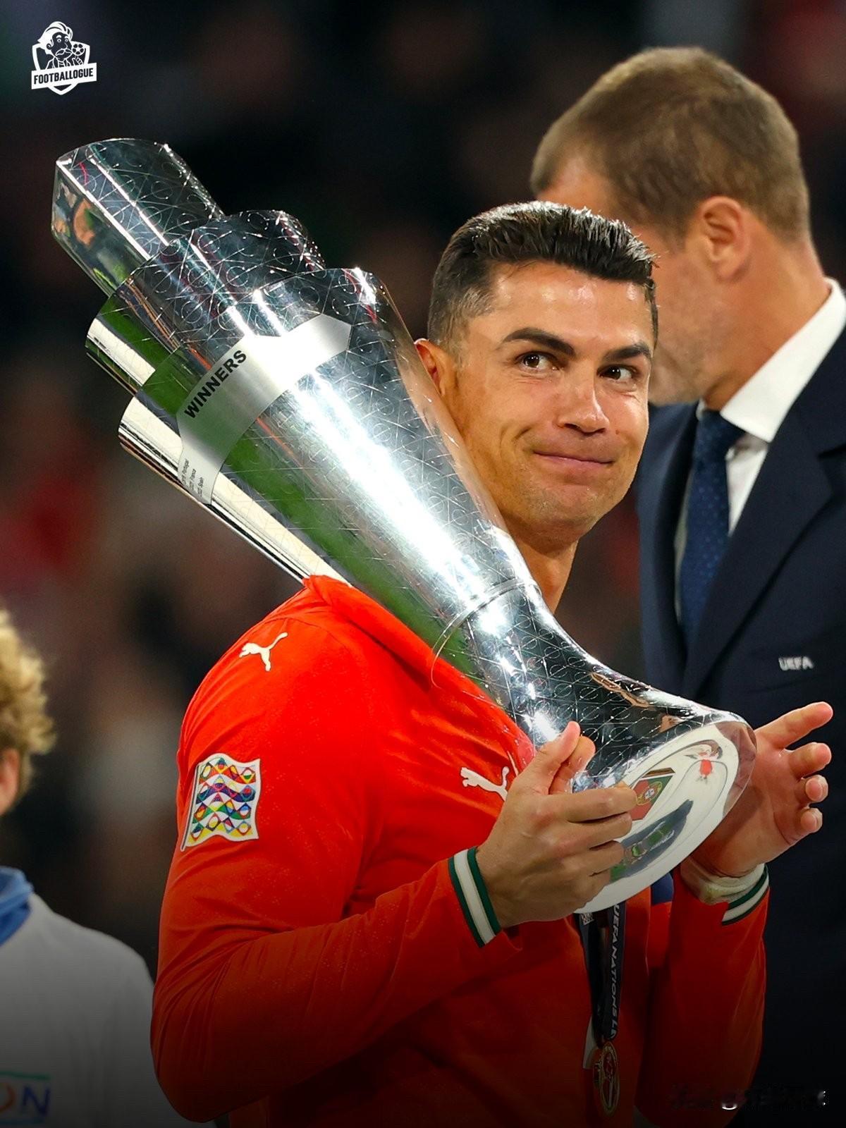 C罗送出的一份厚礼！🇵🇹⌚️
为纪念葡萄牙队在2025年国家联赛中的辉煌胜利