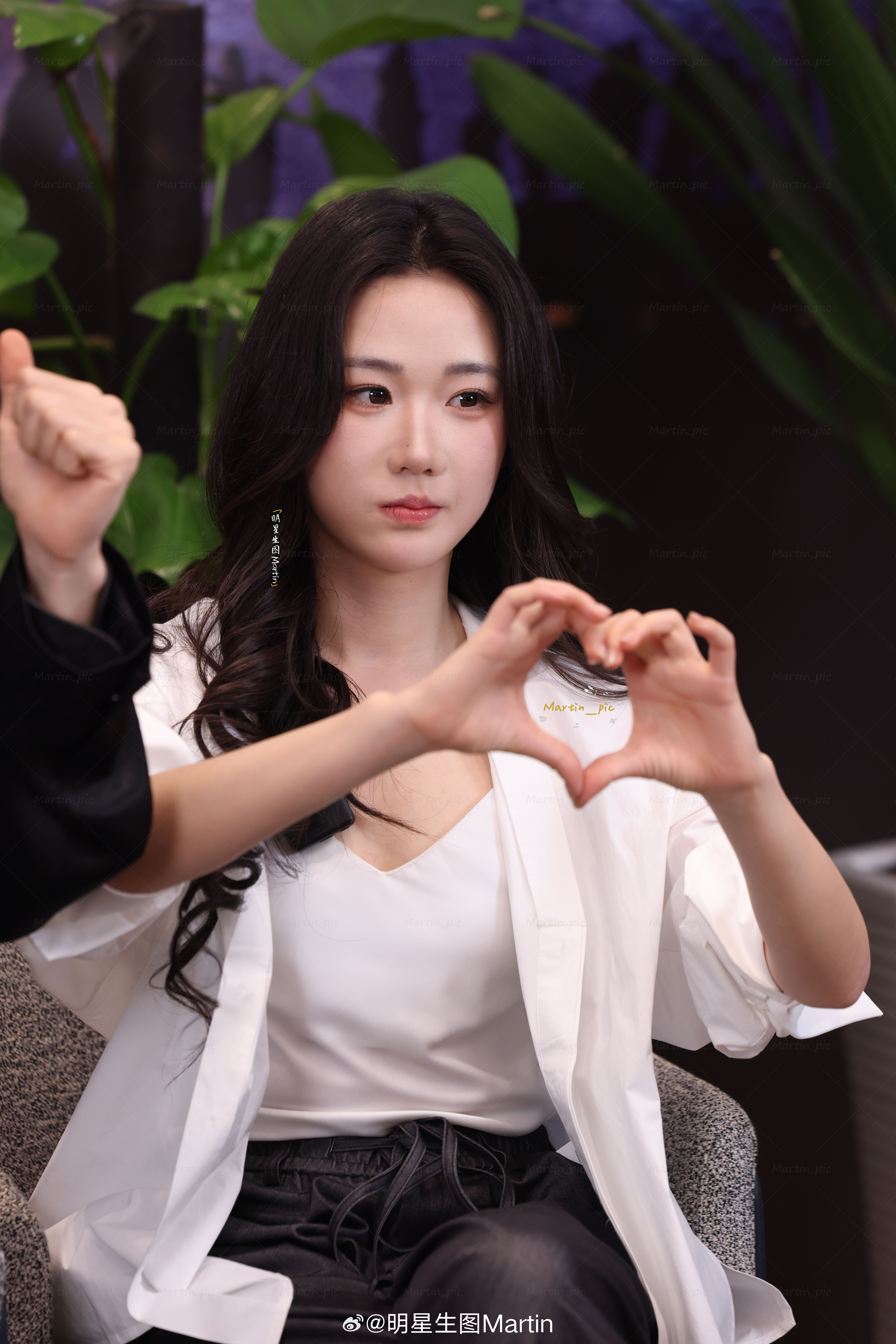 张晋宜  张晋宜 260322离歌1999杀青生图掉落~收下姐姐的笔芯短剧离歌1