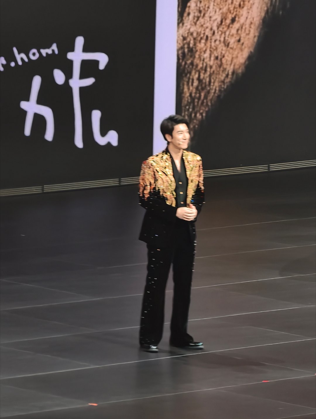 笑死，怎么王力宏还在腾势N9闪充版发布会上宣传新歌和演唱会啊？哈哈哈哈哈哈 王力
