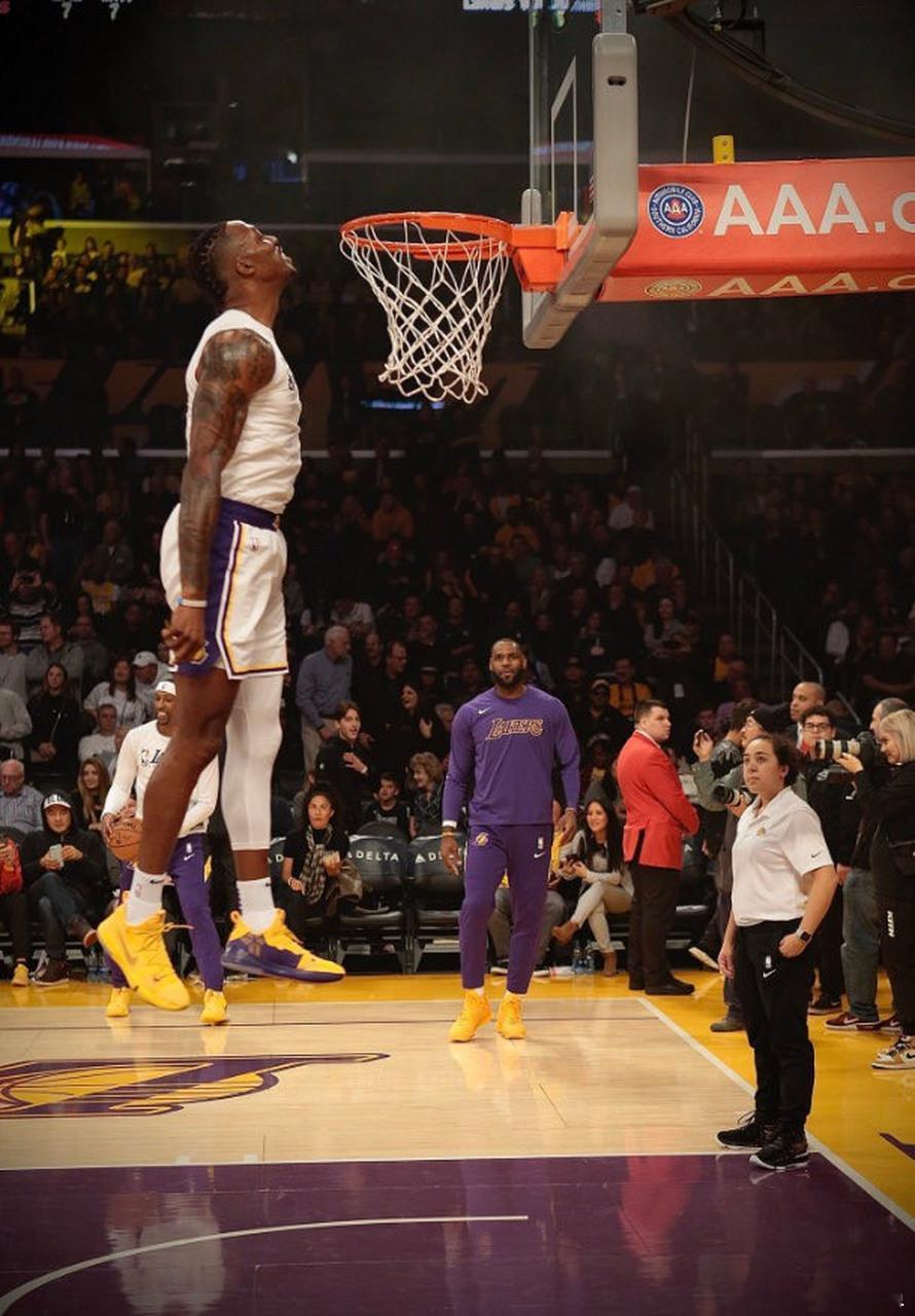 霍华德到底有没有吹牛？霍华德最近在推特中发问，现役谁能摸到篮板上沿，他曾经两次做