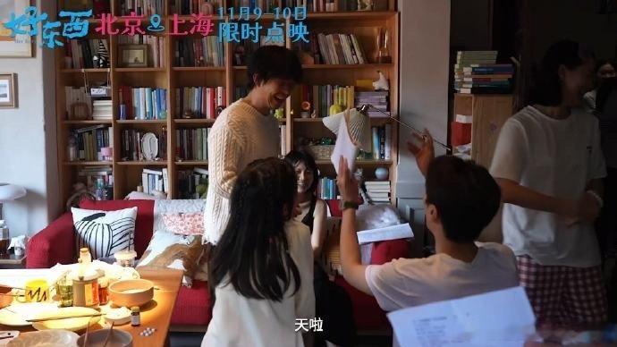 八倍镜看好东西   也许是对主题的暗示，如同隐藏在草丛中的路标。背景中的声音元素