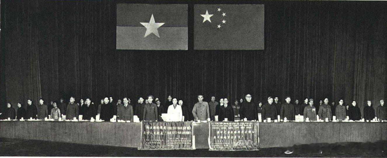 1972年12月27日首都各界群众1万多人在人民大会堂隆重集会，热烈欢迎越南阮氏