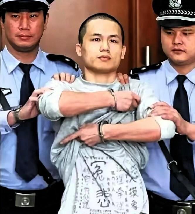 李才坤，一个曾经穿着警服的人，最终穿着囚服站在了被告席上，因故意杀人被判死刑。庭