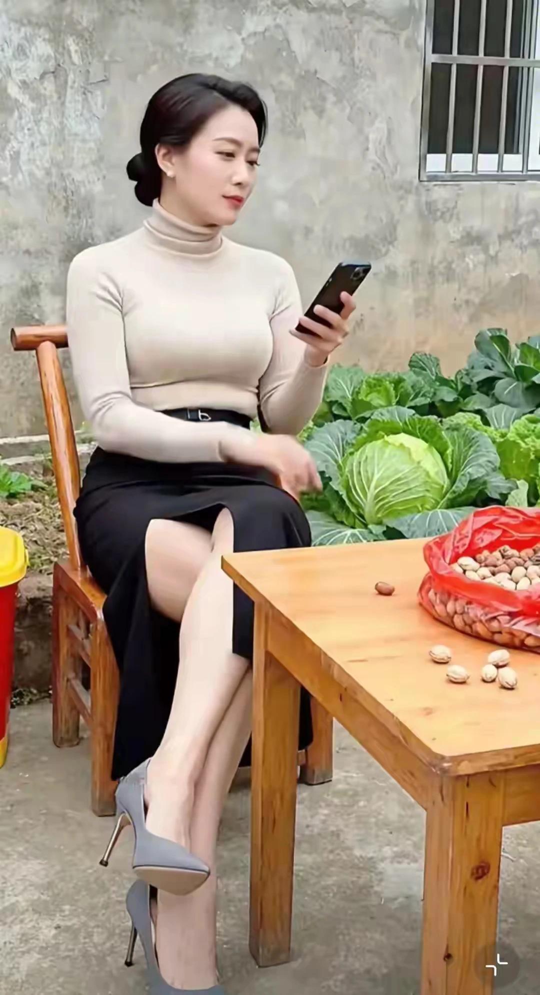 人生难得是清欢，
梅开二度有点难。
兴趣志向不一样，
锅碗瓢盆尝掀翻。