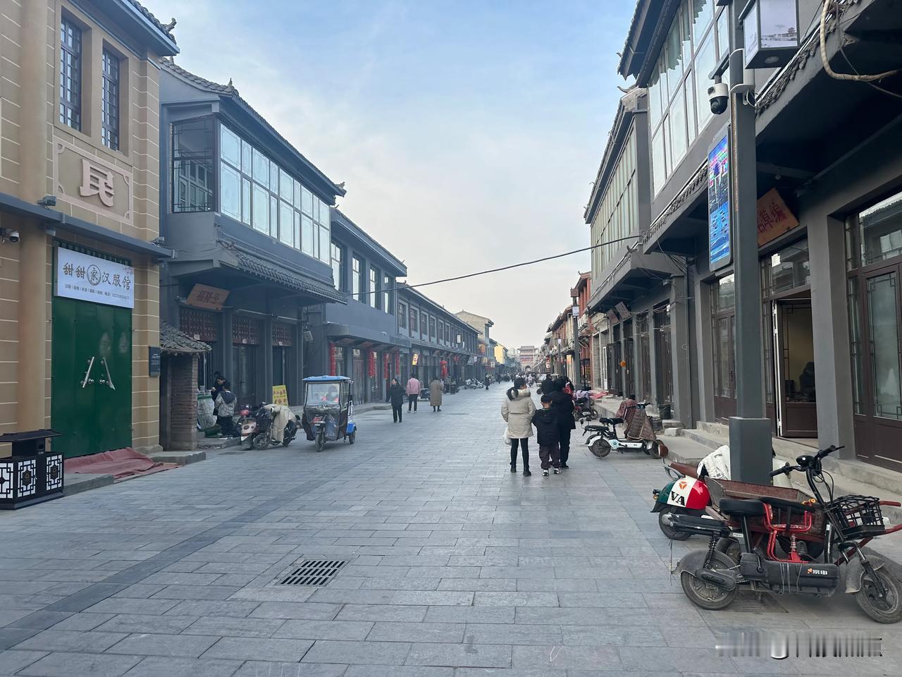 去过一些“古城”，老城改造后都是千篇一律的设计，门市改建后更加商业化了，街道环境