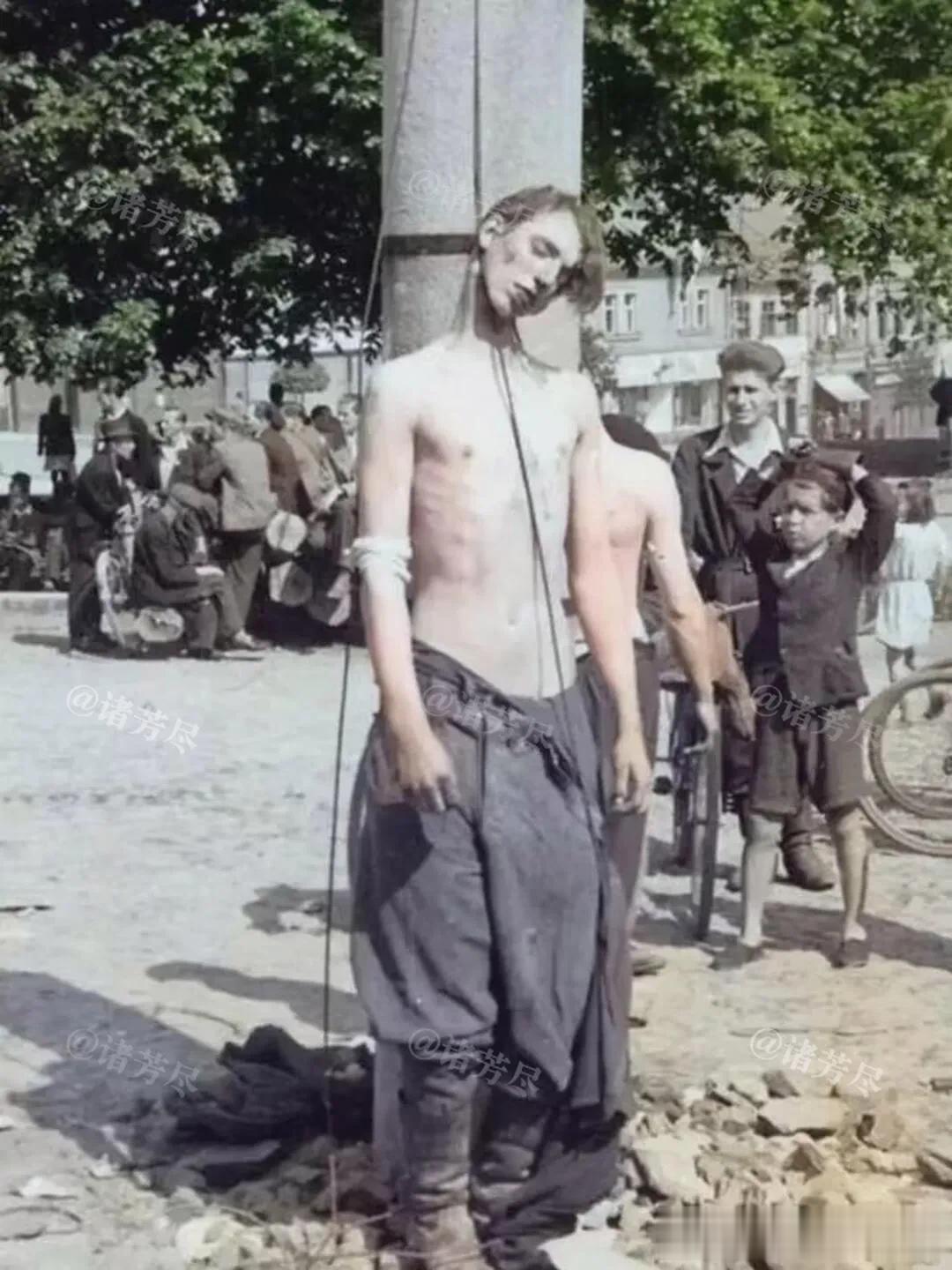 这是1945年的斯洛伐克街头上的一幕，两名纳粹德国的军人被处以绞刑后，并将他们的
