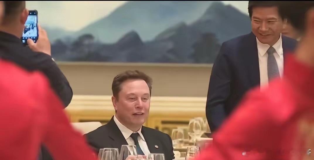 马斯克是晚宴最忙的人今天晚上晚宴，马斯克成了最忙的人，也可以看出马斯克的影响力在