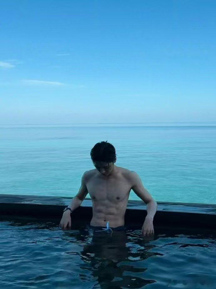 龚俊海边露腹肌龚俊这组海边图冲击力直接拉满，身材条件真的太出众了龚俊富有且慷慨大