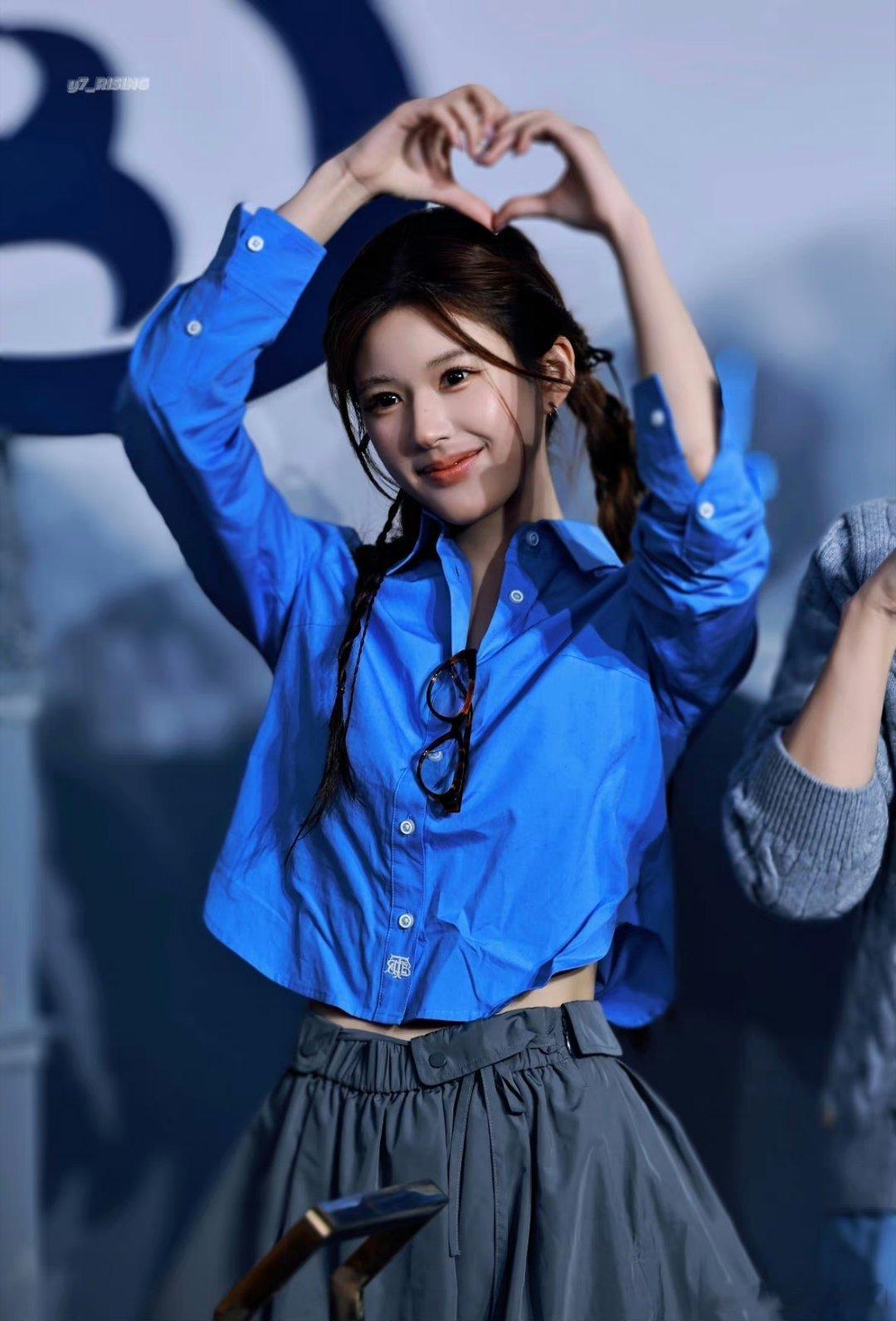 是赵露思的眼珠太黑了嘛？！看着整个人都好不自然。。 ​​​