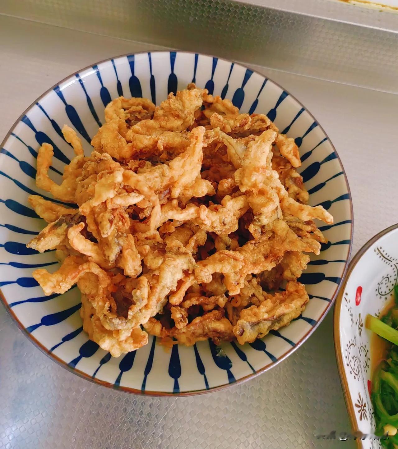 高二娃的午餐
炸蘑菇，排骨炖年糕，蚝油茼蒿，蛋花汤
上次炸的蘑菇，娃爱吃，今天再