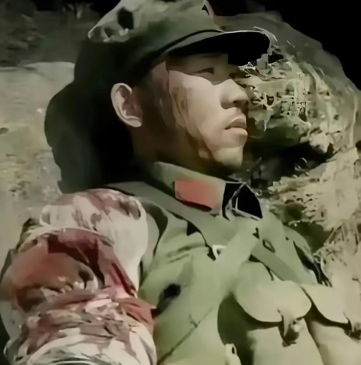 这张是蒋金柱烈士最后一张留在世上的照片，照片中的他，头部被子弹击中，手臂被打断，