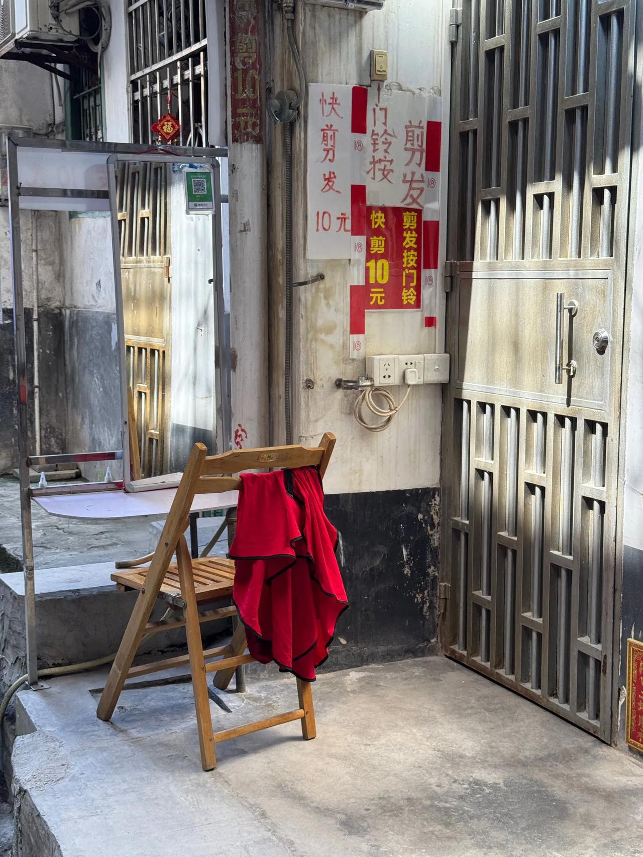 上午去老城区办事。这人到中年爱好就忽然多了起来，目前对钓鱼没兴趣，还是偏运动为主