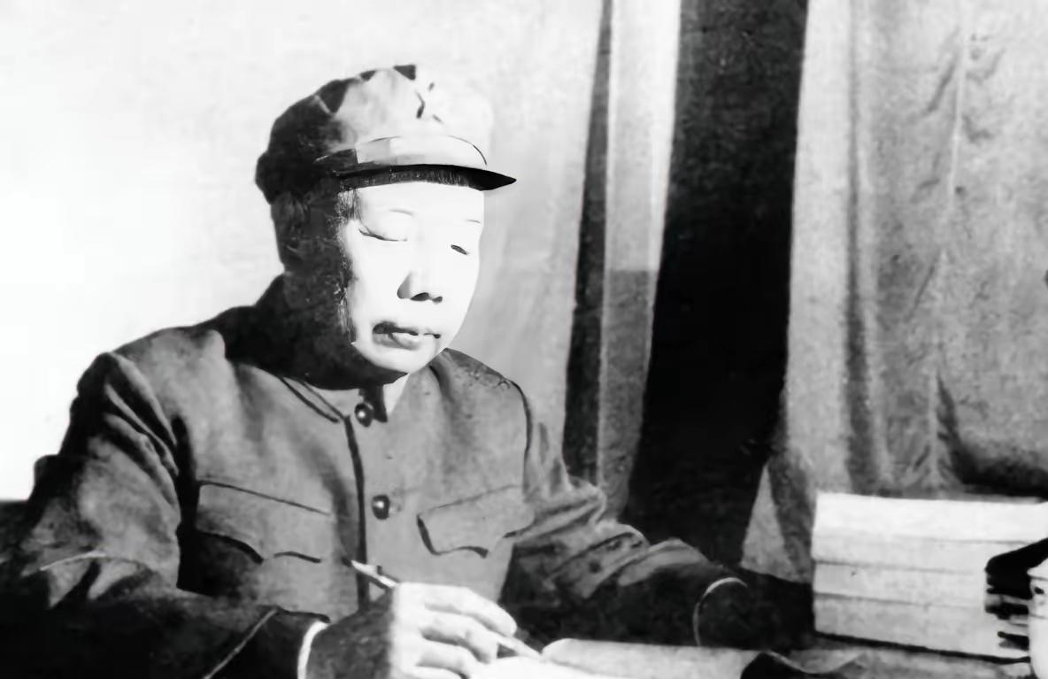 长征途中，一红军干事在筹粮时被土司武装抓走。当萧华前去谈判时，土司放话说：“留下