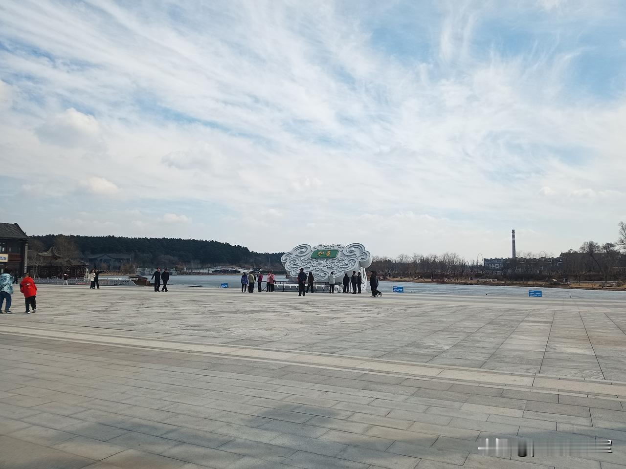 踏青
天气预报说清明前后这几天都有雨，我和老伴在4月4日，要随团一日游。
在家待