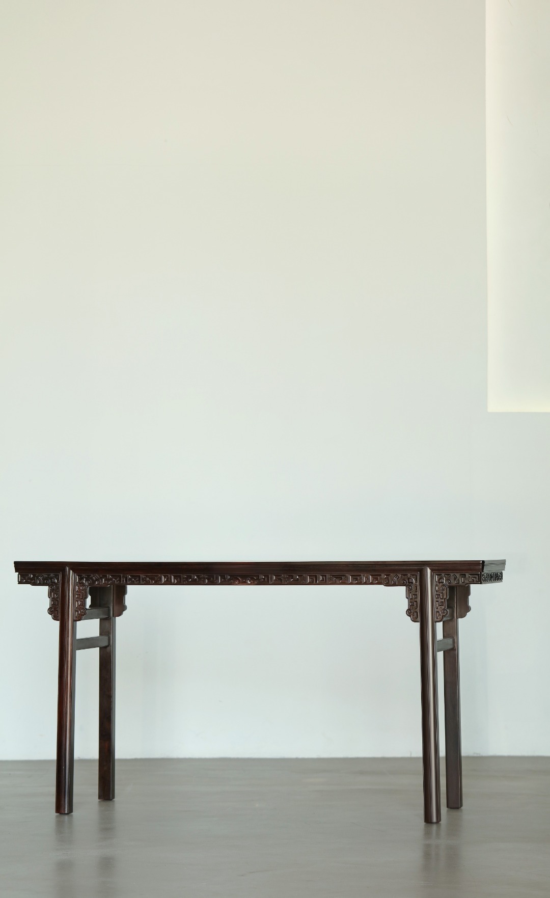 老挝大红酸枝【锦地纹】条案酸枝框架，案面以小叶紫檀与黄杨木精工镶嵌万字锦地纹饰，