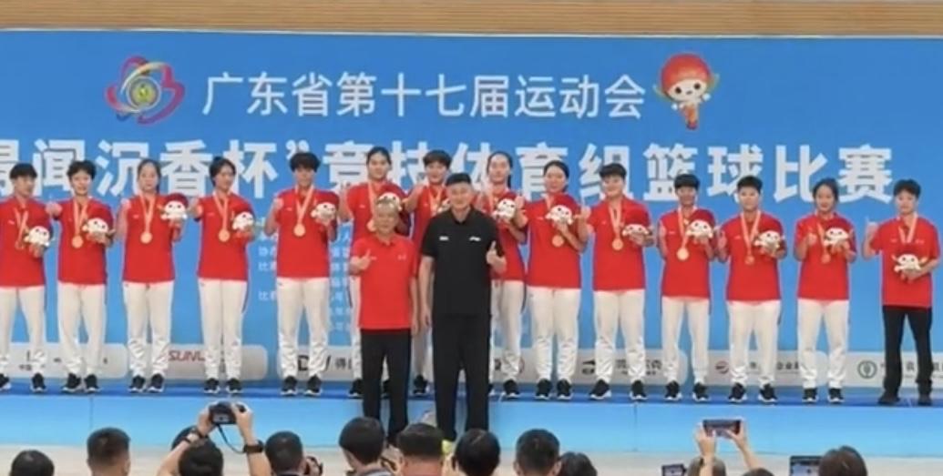 广东省运会首金，东莞女篮全胜夺冠，杜锋到场颁奖
广东省运会篮球项目首枚金牌诞生！
