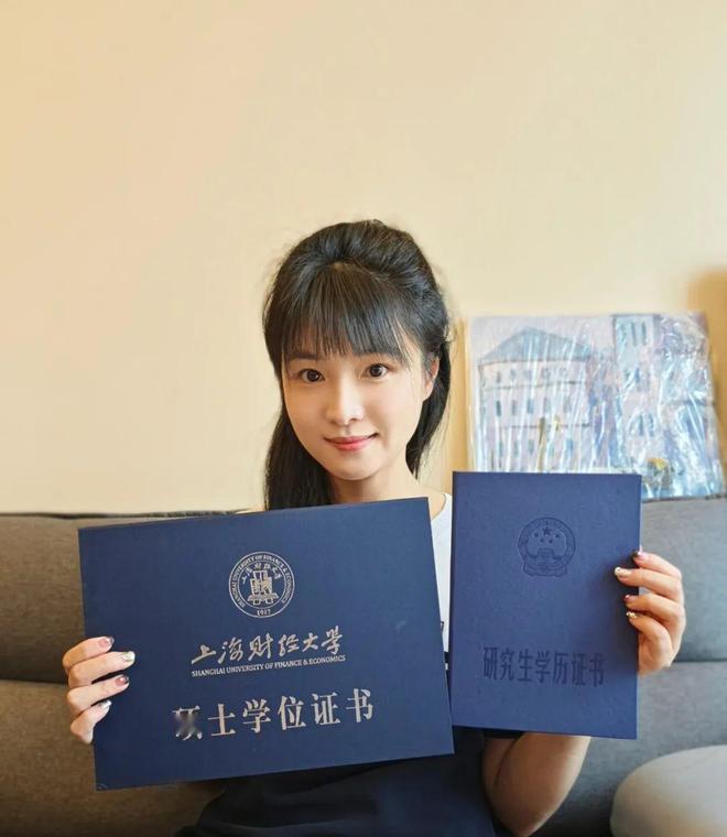 聊聊文化与文凭
       文凭与文化，不可简单等同。文凭似装帧精美的纸张，是