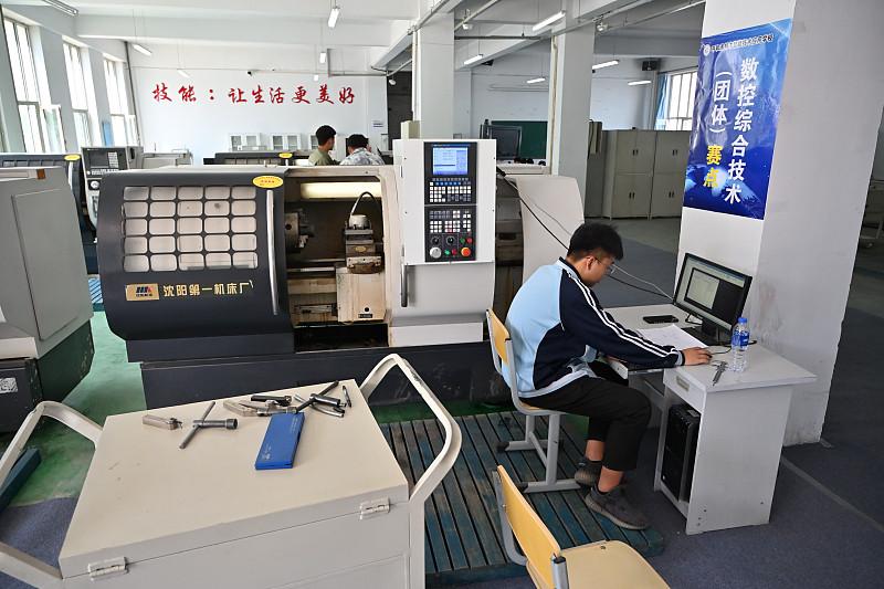 全民考大学的时代一去不复返了，学门技术养家度日才是未来生活的根本。因为大学就是国