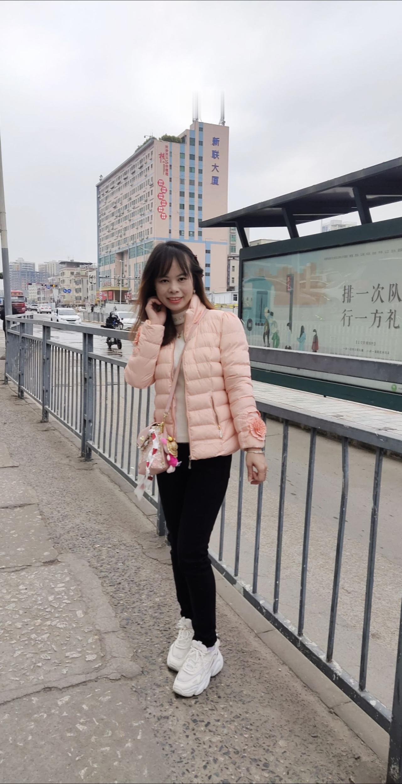 把不该有的关系断了，不该有的圈子退了，干干净净。希望在2005年多挣钱，少生气，
