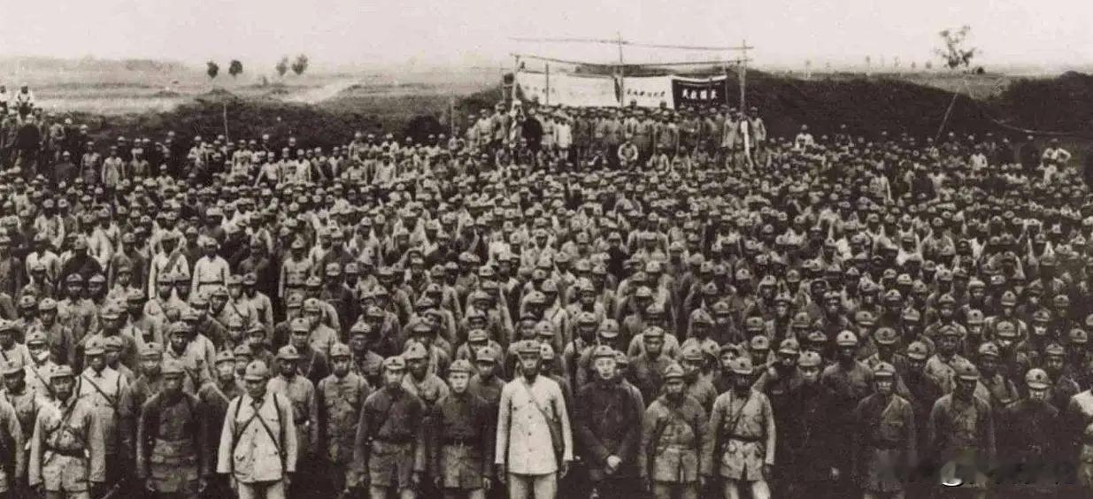 李宗仁晚年说出惊人内幕：红军万里长征能成功撤退，一半功绩源于蒋介石，数十万重兵步