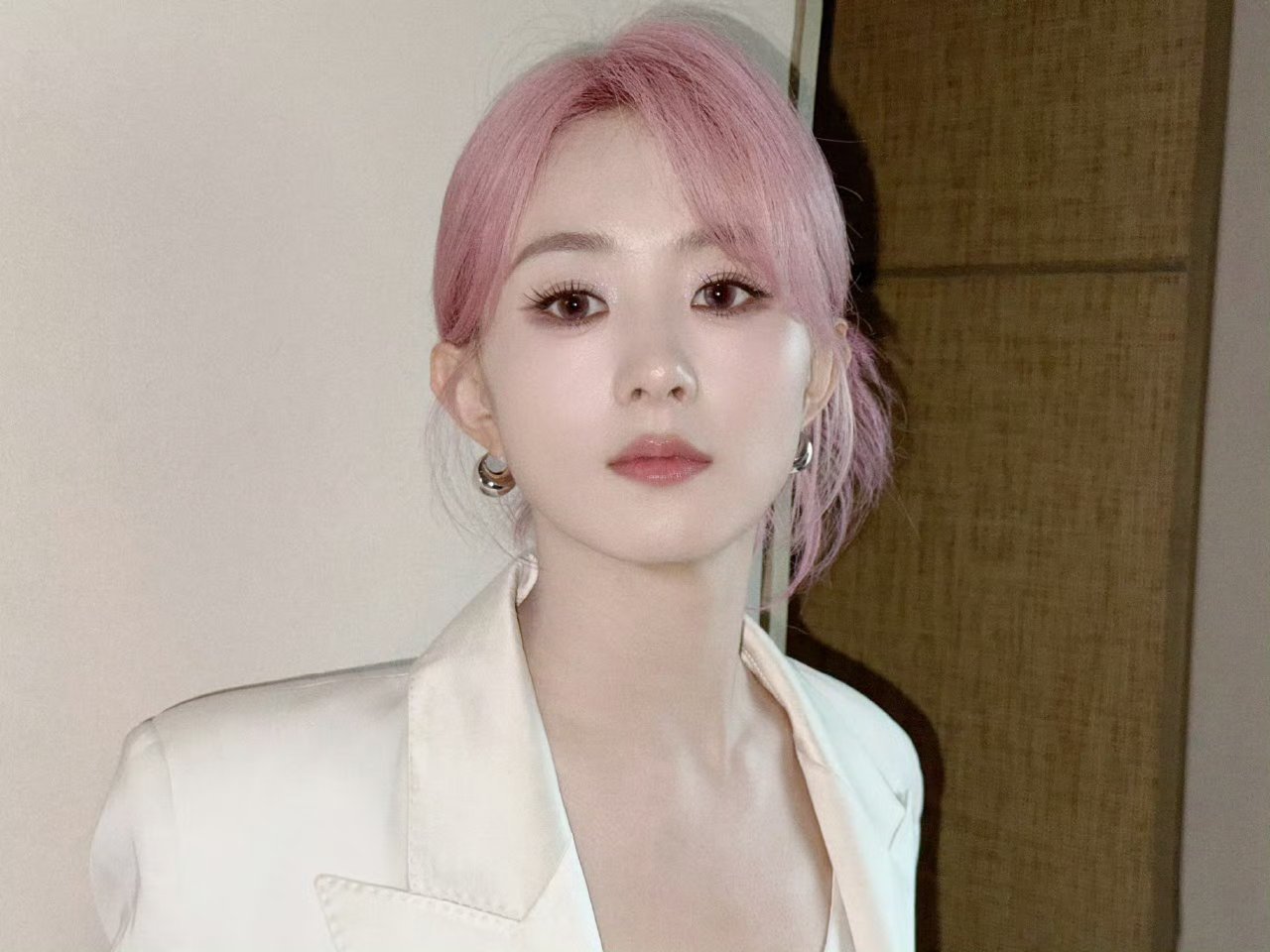 赵丽颖樱花粉发色也太好看啦🌸 ​​​